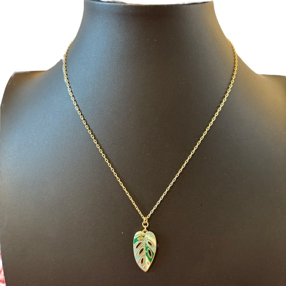 Delicate Looking Green & Gold Leaf Pendant Necklace